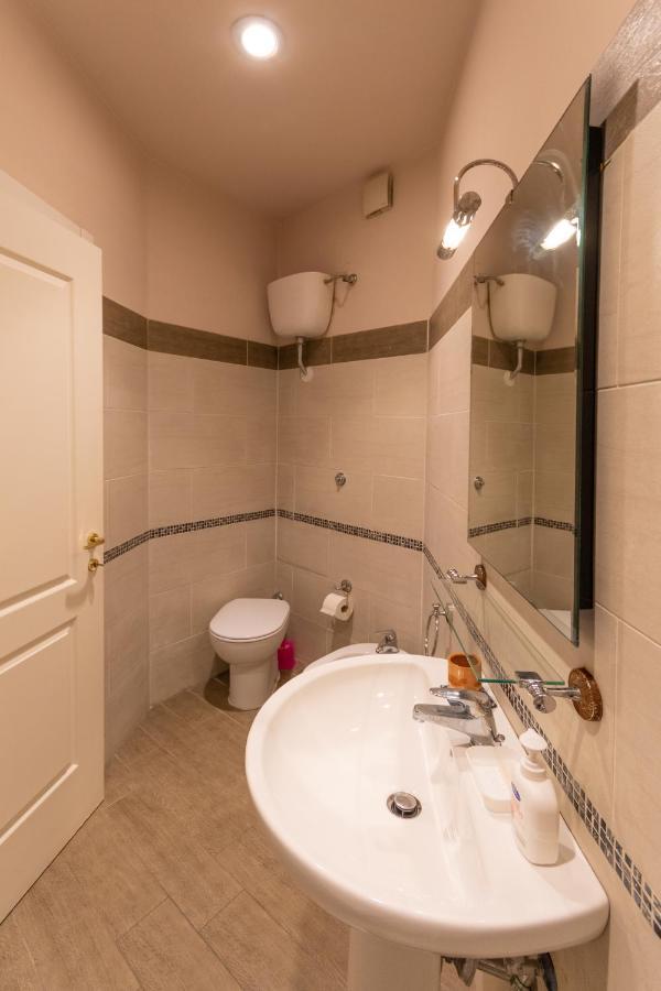 רומא Vercelli Guest House Near San Giovanni מראה חיצוני תמונה