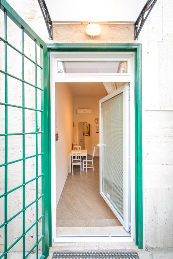 רומא Vercelli Guest House Near San Giovanni מראה חיצוני תמונה